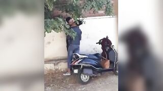 تسريب كاميرات مراقبه لشراموطه واقفه مع حبيبها جنب بي سكس مصري تها عمال يقفش في بزازها و يعصر فيهم غرق البنطلون لبن
