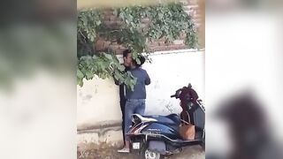 تسريب كاميرات مراقبه لشراموطه واقفه مع حبيبها جنب بي سكس مصري تها عمال يقفش في بزازها و يعصر فيهم غرق البنطلون لبن