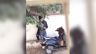 تسريب كاميرات مراقبه لشراموطه واقفه مع حبيبها جنب بي سكس مصري تها عمال يقفش في بزازها و يعصر فيهم غرق البنطلون لبن