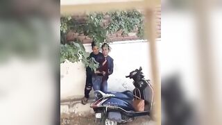تسريب كاميرات مراقبه لشراموطه واقفه مع حبيبها جنب بي سكس مصري تها عمال يقفش في بزازها و يعصر فيهم غرق البنطلون لبن