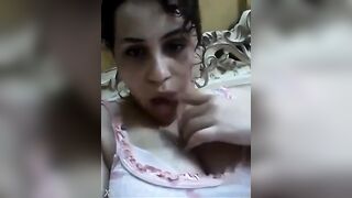 المتناكه وفاء مموس المرج بعت فيديو ل عشيقها و هي نزله مص في  سكس مصري صوابعها و بزازها و تقولوا لو زبرك قدامي هعمل فيه كده