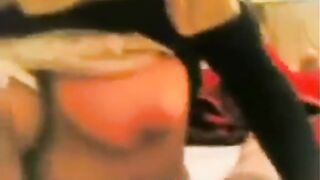 الديوث بيصور مراته المموس وهي قعده علي السرير و عماله تف سكس مصري رك في كسها المشعر اللبوه بتقولوا يلا عايزه اتناك بقي
