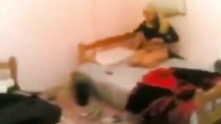 الديوث بيصور مراته المموس وهي قعده علي السرير و عماله تف سكس مصري رك في كسها المشعر اللبوه بتقولوا يلا عايزه اتناك بقي