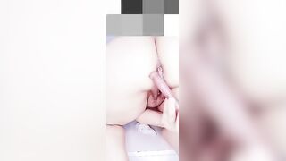 الشرموطه الهايجه ماسك عصايا وعماله تمشيها علي شفايف كسها و  سكس مصري علي خرم طيزها اللبوه غرقت السرير لبن من كسها الشرقان